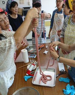 西大寺コープ委員会:タケダハム㈱学習会“ウインナー”を手作りしました