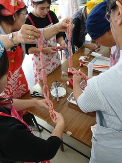 西大寺コープ委員会:タケダハム㈱学習会“ウインナー”を手作りしました
