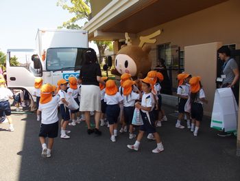 近畿大学付属幼稚園の交通安全教室に協力しました