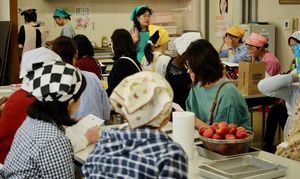 ならやまコープ委員会 :治(はる)道(みち)トマトの産地見学へ ケチャップ作りも体験