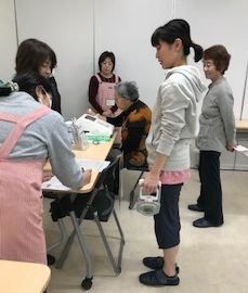 西の京コープ委員会:「大人の体操」みんなで気持ちよく身体を動かしました