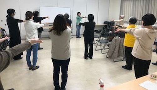 西の京コープ委員会:「大人の体操」みんなで気持ちよく身体を動かしました
