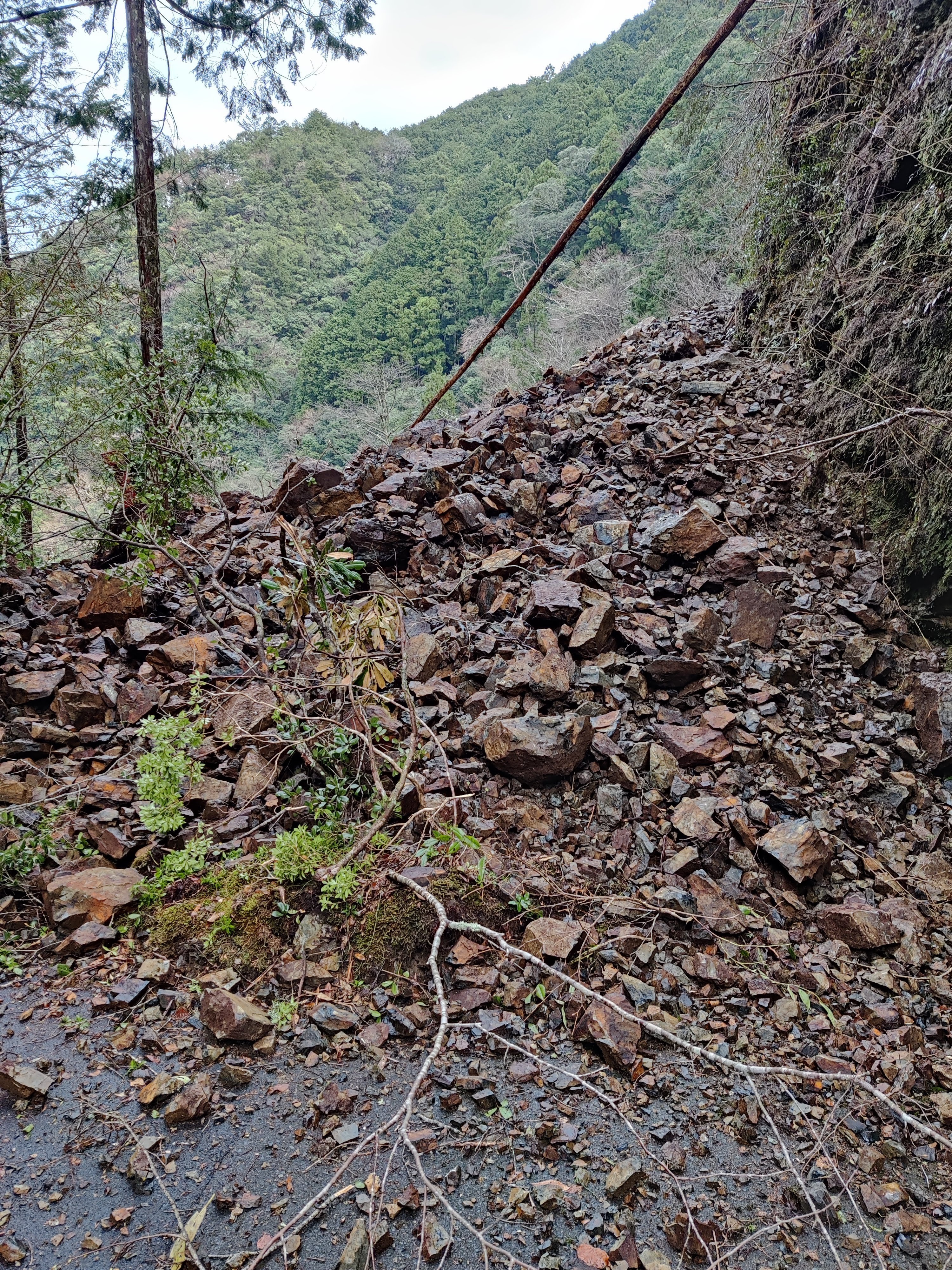 「小又川水力発電所」崖崩れによる水力発電所運転停止のお知らせ