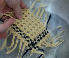 夏休み企画「紙バンドでコースターを作ろう！」を開催しました