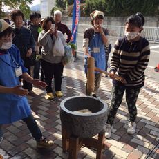 ディアーズコープいこまの周年祭でお餅つきをしました