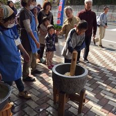 ディアーズコープいこまの周年祭でお餅つきをしました