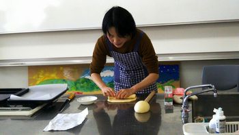 「クリスマスにぴったり！ケークサレとパン作り教室」を開催しました