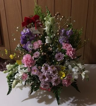 クリスマス用フラワーアレンジメントを生花で作りました