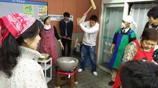 年末年始に2店舗で餅つき大会を開催しました