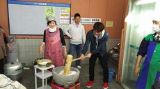 年末年始に2店舗で餅つき大会を開催しました