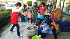 年末年始に2店舗で餅つき大会を開催しました