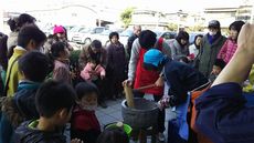 年末年始に2店舗で餅つき大会を開催しました