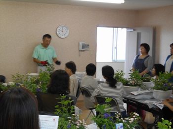 季節の花の寄せ植え講習会をしました