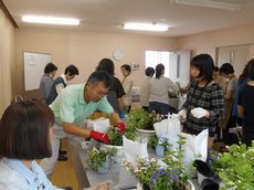 季節の花の寄せ植え講習会をしました