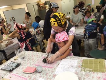 大人向けに“フラダンス”、親子向けに“飾り巻き寿司”を開催しました