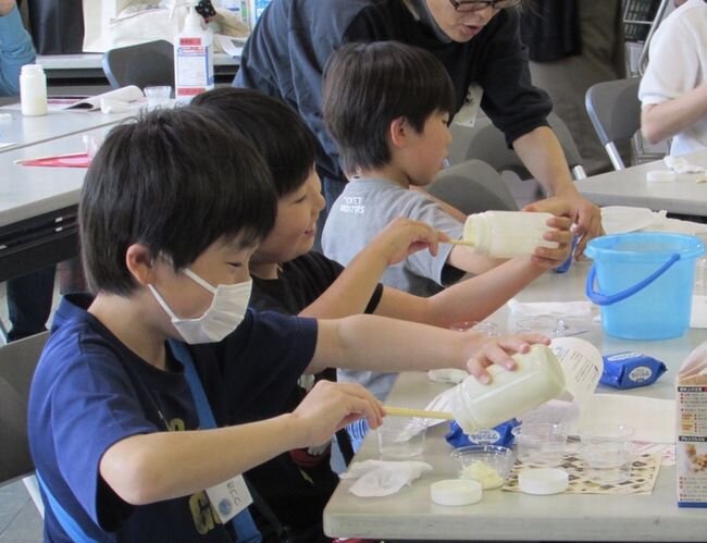 中エリア委員会:産直「生協牛乳」の学習会でバター作りを楽しみました!