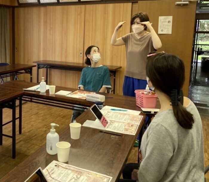 北大和高原コープ委員会:㈱ウィルミナの化粧品の学習会”好感度アップ!眉メイク”
