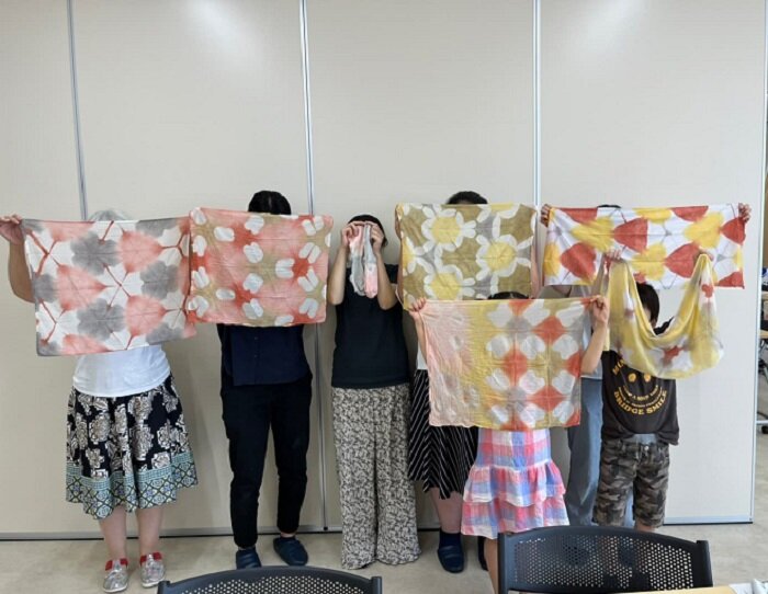 葛城コープ委員会:夏休み親子企画“べんがら染め体験”とコープクオリティの商品学習会