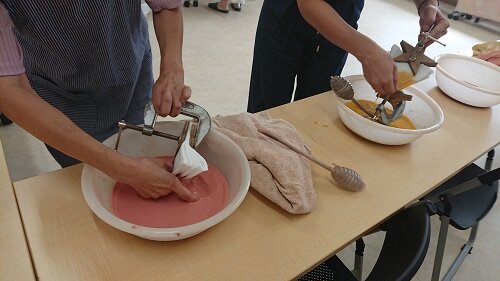 葛城コープ委員会:夏休み親子企画“べんがら染め体験”とコープクオリティの商品学習会