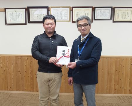 奈良県被災者の会に活動資金を贈呈しました