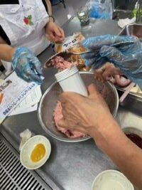 生駒北コープ委員会:タケダハム(株)の学習会でウインナー作りを体験しました