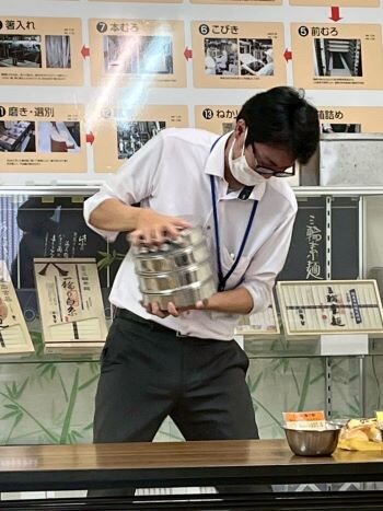 大宮コープ委員会:「CO・OPブラウンサーブロール」でおなじみ巽製粉(株)のパン工場を見学
