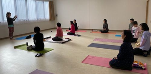 高田コープ委員会:“リラックスヨガ”を体験しました
