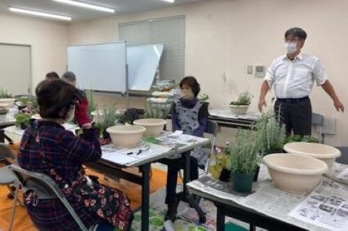 ならやまコープ委員会：(株)サングリーン企画による“寄せ植え講習会”
