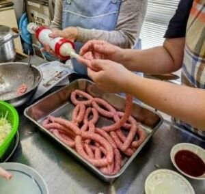 生駒北コープ委員会:タケダハム(株)の学習会でウインナー作りを体験しました