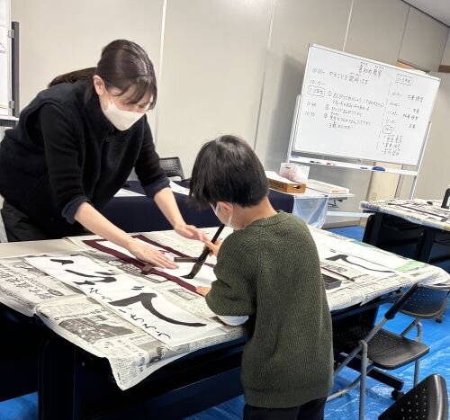 奈良東コープ委員会：冬休み子ども企画「“書き初め”のための習字教室」