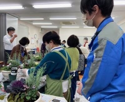 ならやまコープ委員会：(株)サングリーン企画による“寄せ植え講習会”