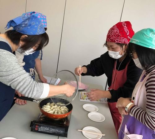 橿原南コープ委員会:イートアンド(株)学習会で羽根つき餃子を焼きました!
