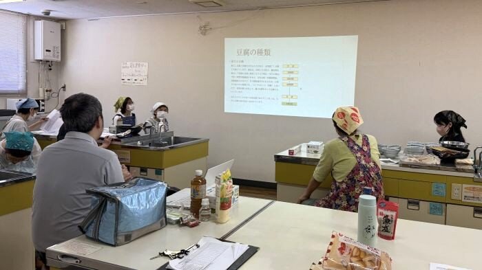 郡山西コープ委員会:豆腐の学習会 “湯葉・豆腐作り”も体験しました