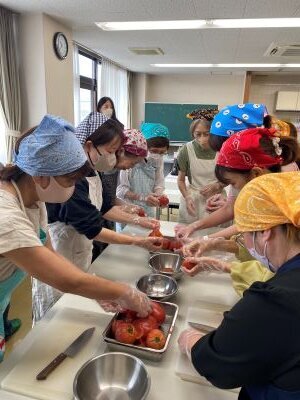 斑鳩・安堵コープ委員会：治道トマトの産地（大和郡山市）見学とケチャップ作り