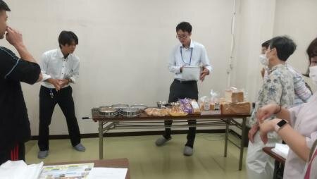 橿原西コープ委員会:「CO・OPブラウンサーブロール」の巽製粉(株)フローベル事業部を見学
