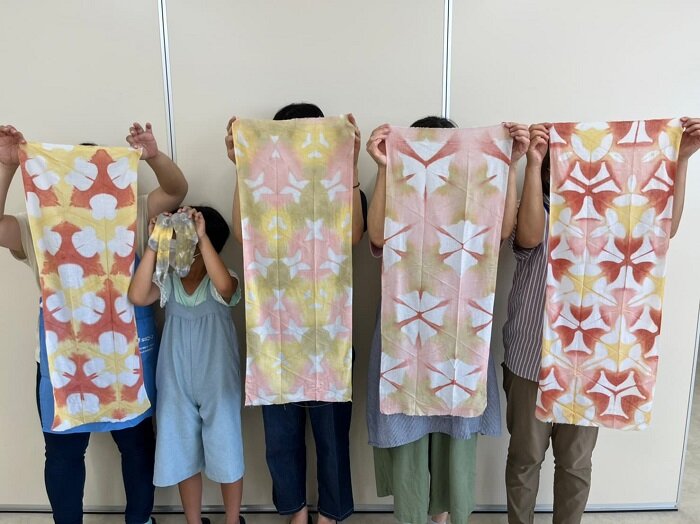 葛城コープ委員会:夏休み親子企画“べんがら染め体験”とコープクオリティの商品学習会