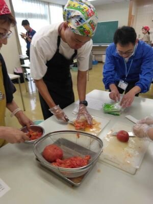 天理南コープ委員会:治道トマトのハウス見学とケチャップ作り体験