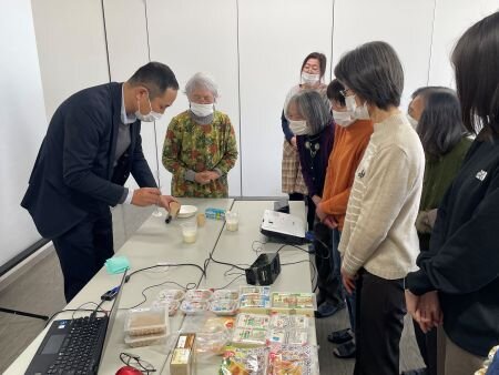 橿原東コープ委員会：さとの雪食品㈱の豆腐の学習会　「豆腐作り体験」もしました