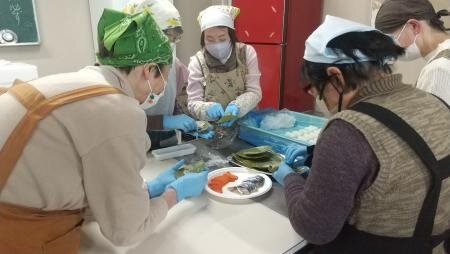 橿原西コープ委員会:(株)奈良コープ産業の学習会 柿の葉ずしの葉巻き体験と試食