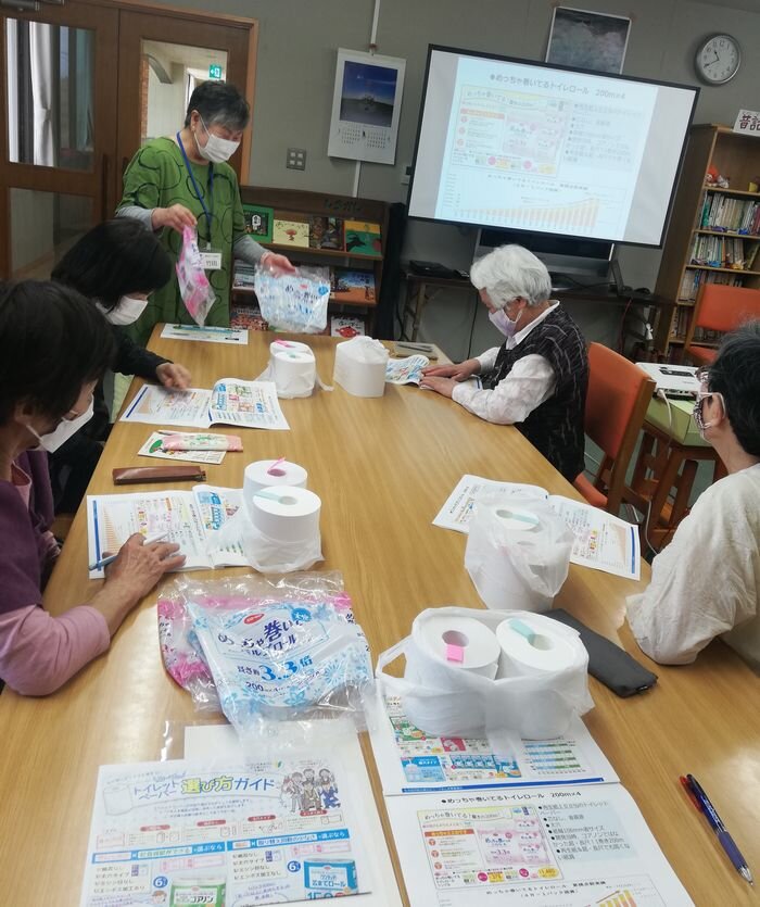 橿原西コープ委員会:コープきんき担当者から学ぶ“コアノンロールの秘密”