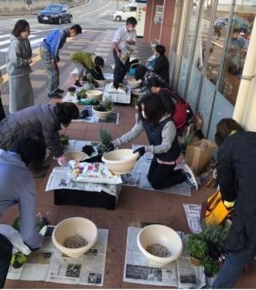 生駒北コープ委員会:組合員のつどいと(株)サングリーン企画の寄せ植え講習会