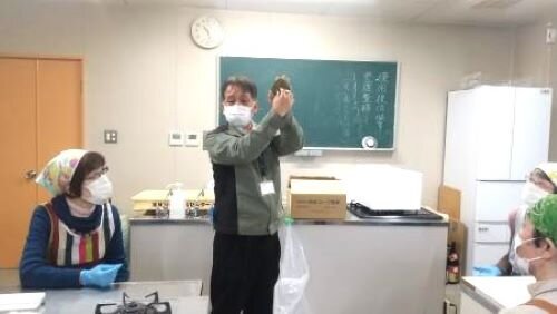 橿原西コープ委員会:(株)奈良コープ産業の学習会 柿の葉ずしの葉巻き体験と試食
