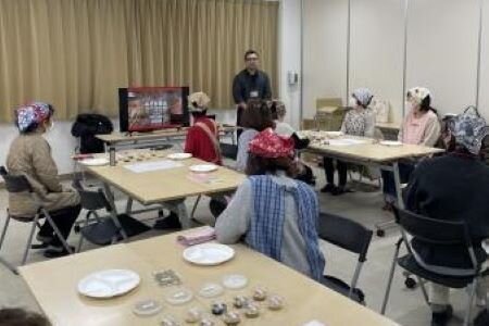 高田東コープ委員会: マルコメ㈱のみその学習会“みそ作り”を体験しました
