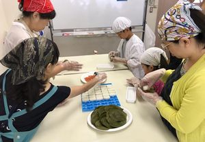 郡山西コープ委員会:夏休み親子企画!柿の葉ずしの葉巻き体験
