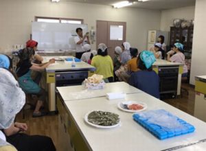郡山西コープ委員会:夏休み親子企画!柿の葉ずしの葉巻き体験