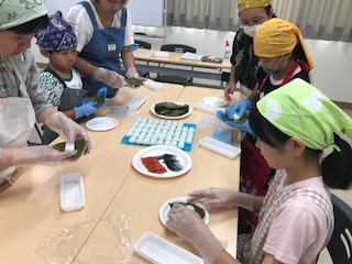 コープネット西の京:夏休み親子企画「柿の葉ずし葉巻体験」