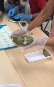 コープネット西の京:夏休み親子企画「柿の葉ずし葉巻体験」