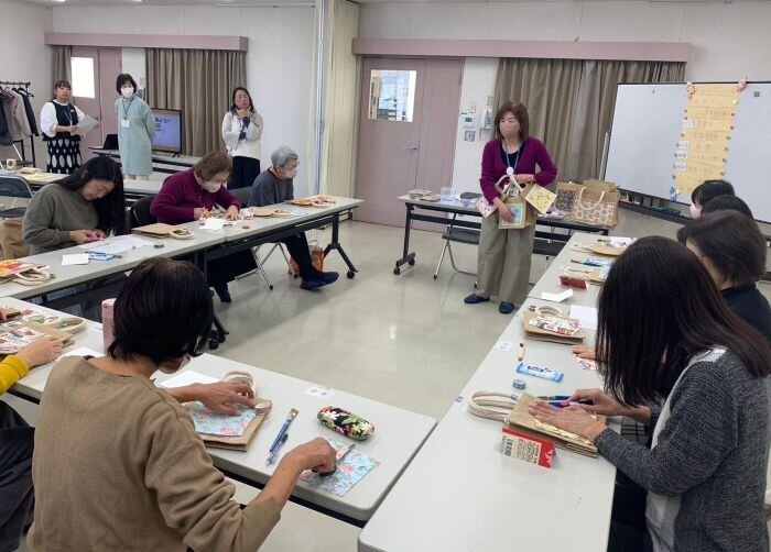 中エリア委員会:組合員のつどいと“デコパージュで防災備蓄バッグ作り”