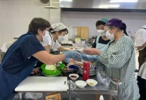 生駒北コープ委員会:タケダハム(株)の学習会でウインナー作りを体験しました