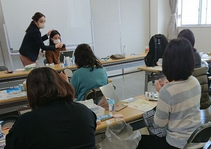 生駒北コープ委員会:㈱クラブコスメチックス学習会“ハンドマッサージ”“眉メイク”